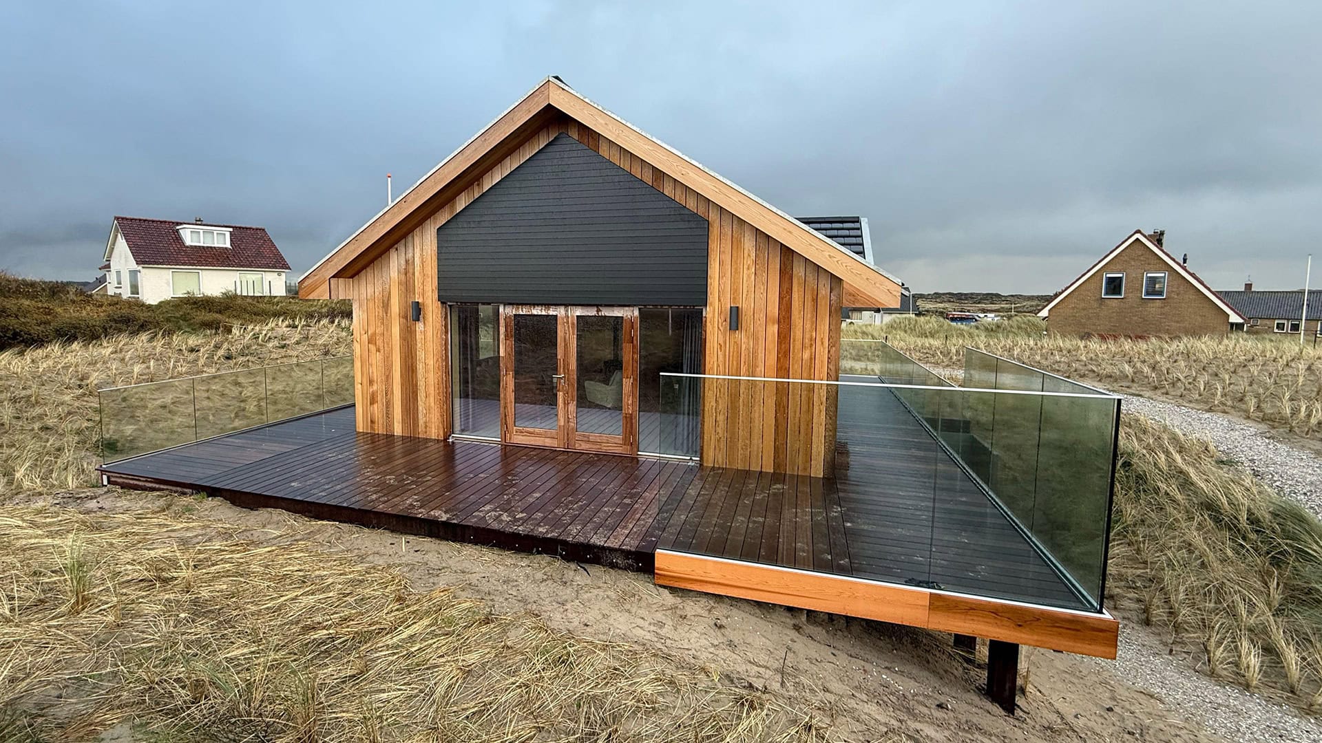 Gesloten kantelbare lamellen in topgevel van recreatiewoning in hout