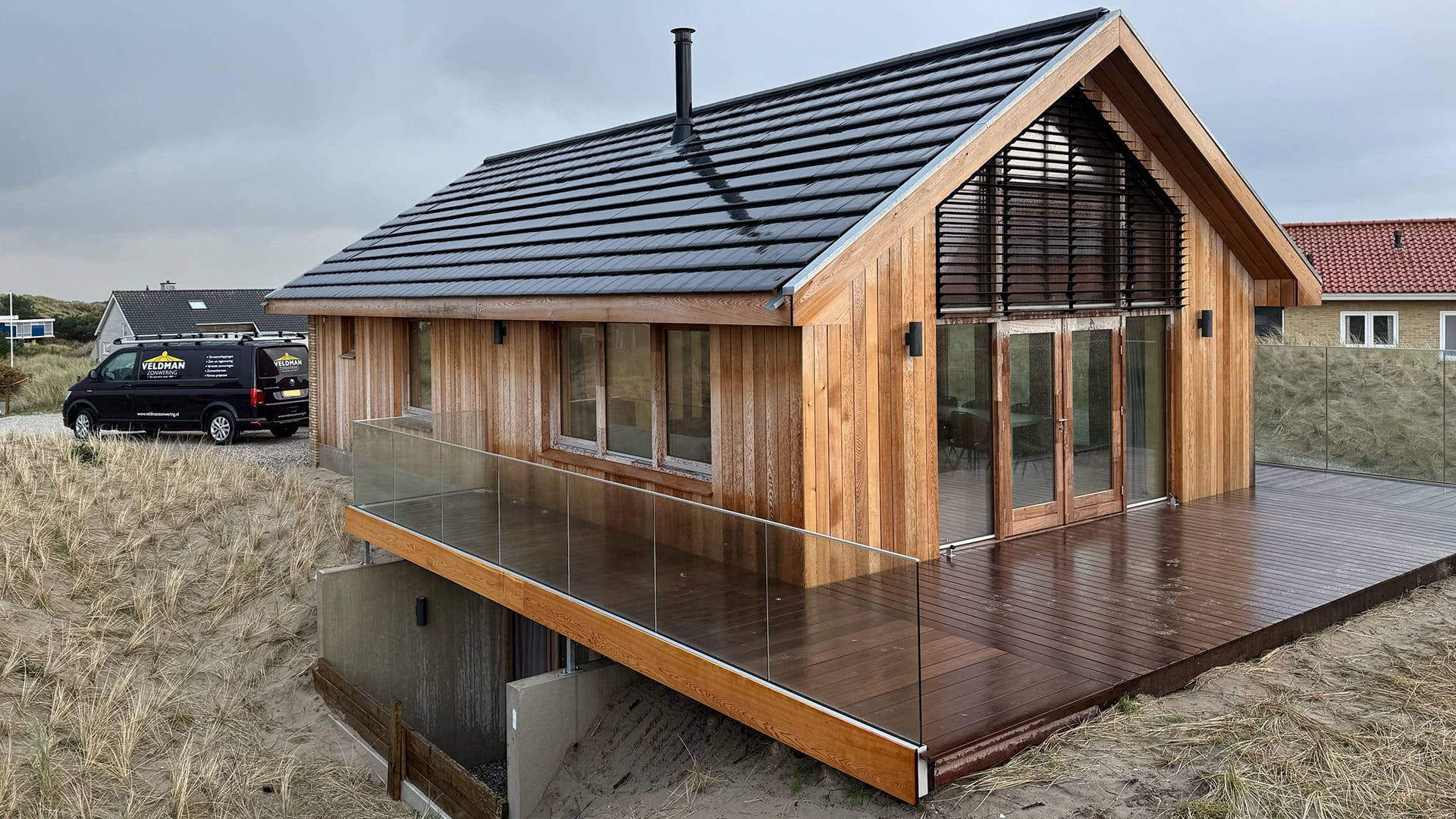 Kantelbare lamellen in topgevel van recreatiewoning in hout