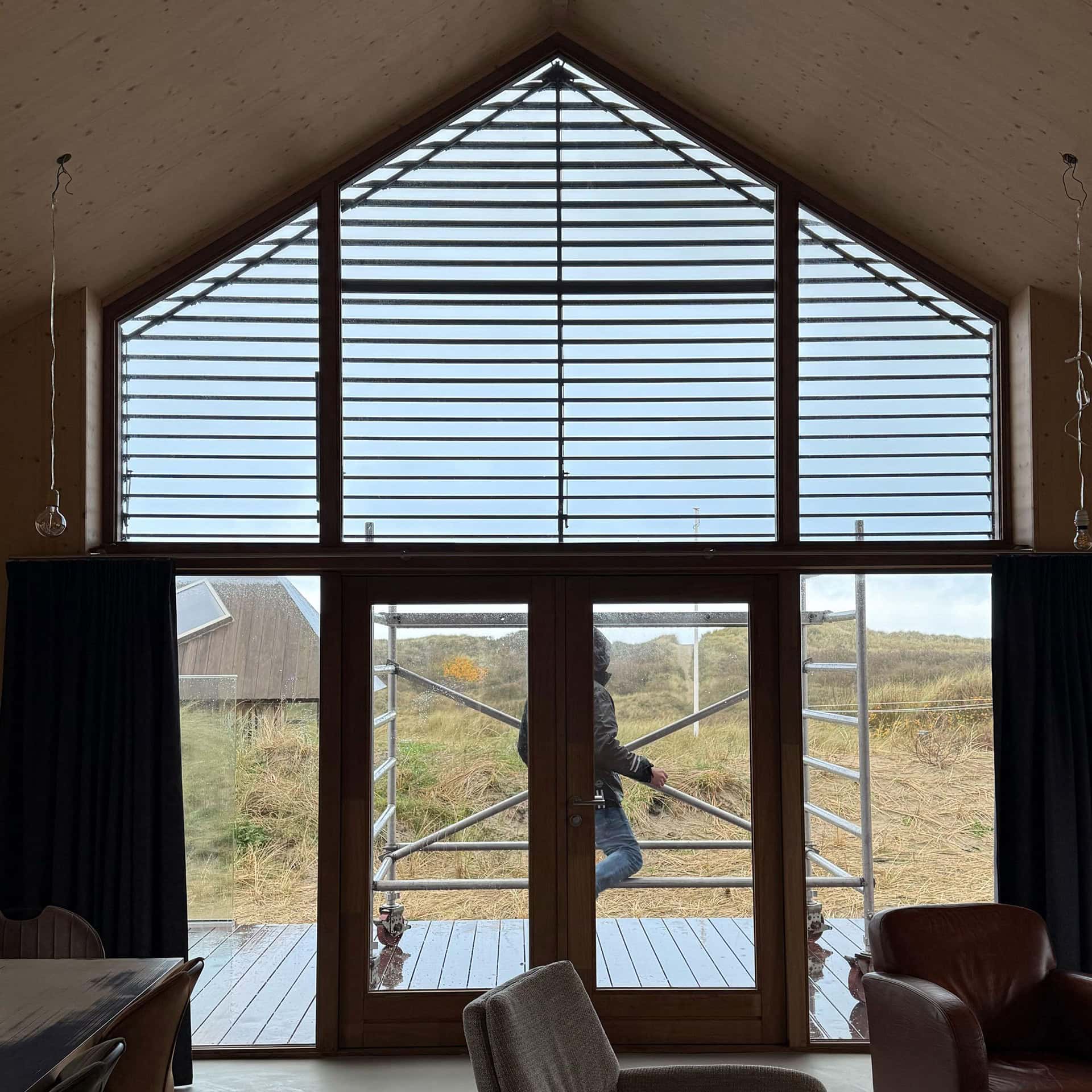 Binnenkant van een puntraam dat voorzien is van kantelbare lamellen