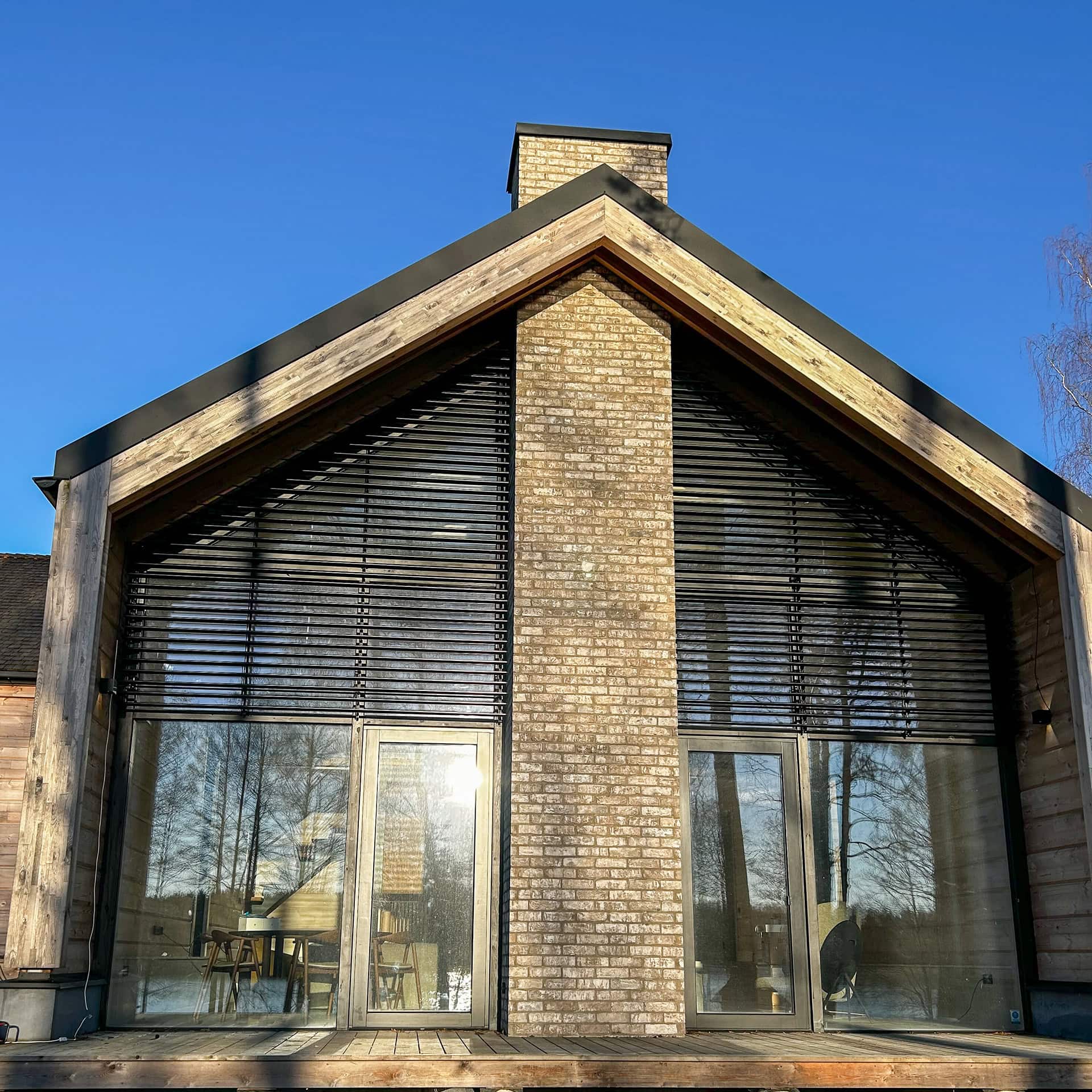 Kantelbare lamellen in beide driehoekramen tot in de nok