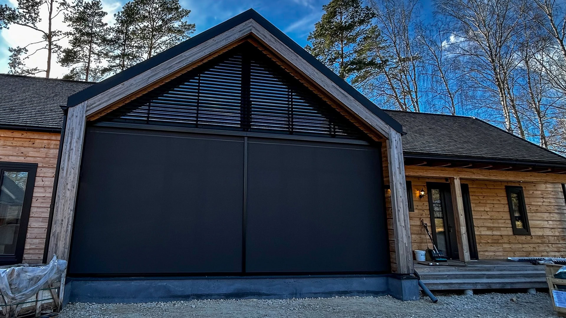 Kantelbare lamellen in puntgevel met screens aan de onderzijde