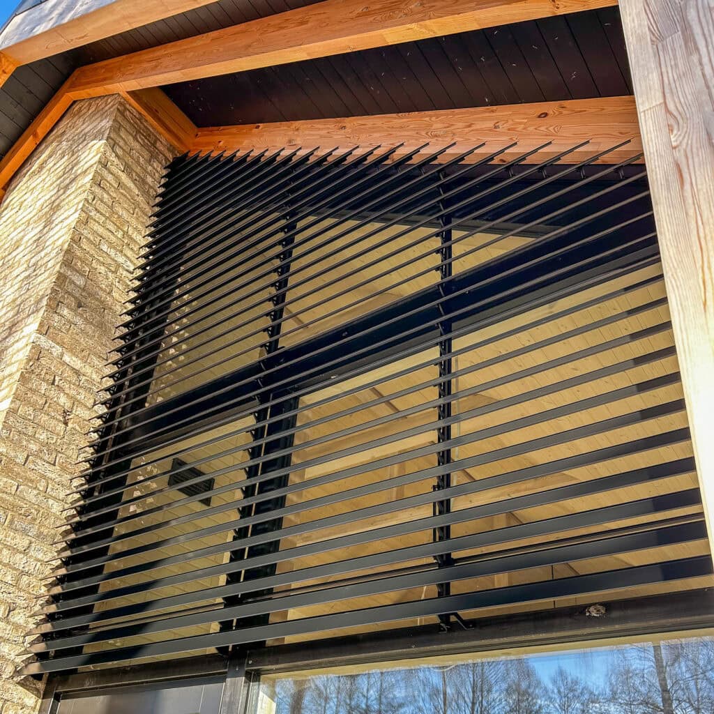 Close-up van de kantelbare lamellen van één driehoekig raam tot in de nok