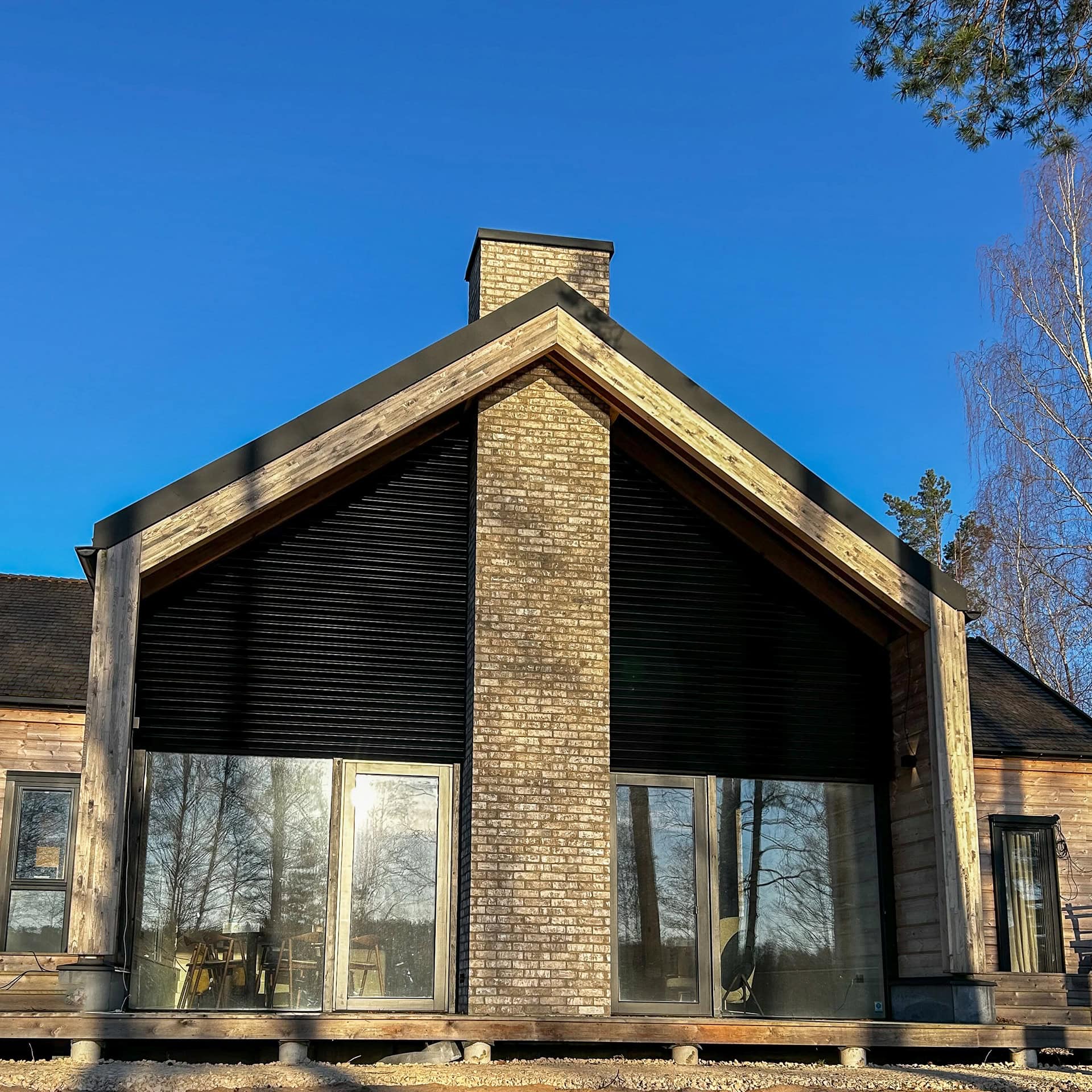 Kantelbare lamellen in beide driehoekramen tot in de nok