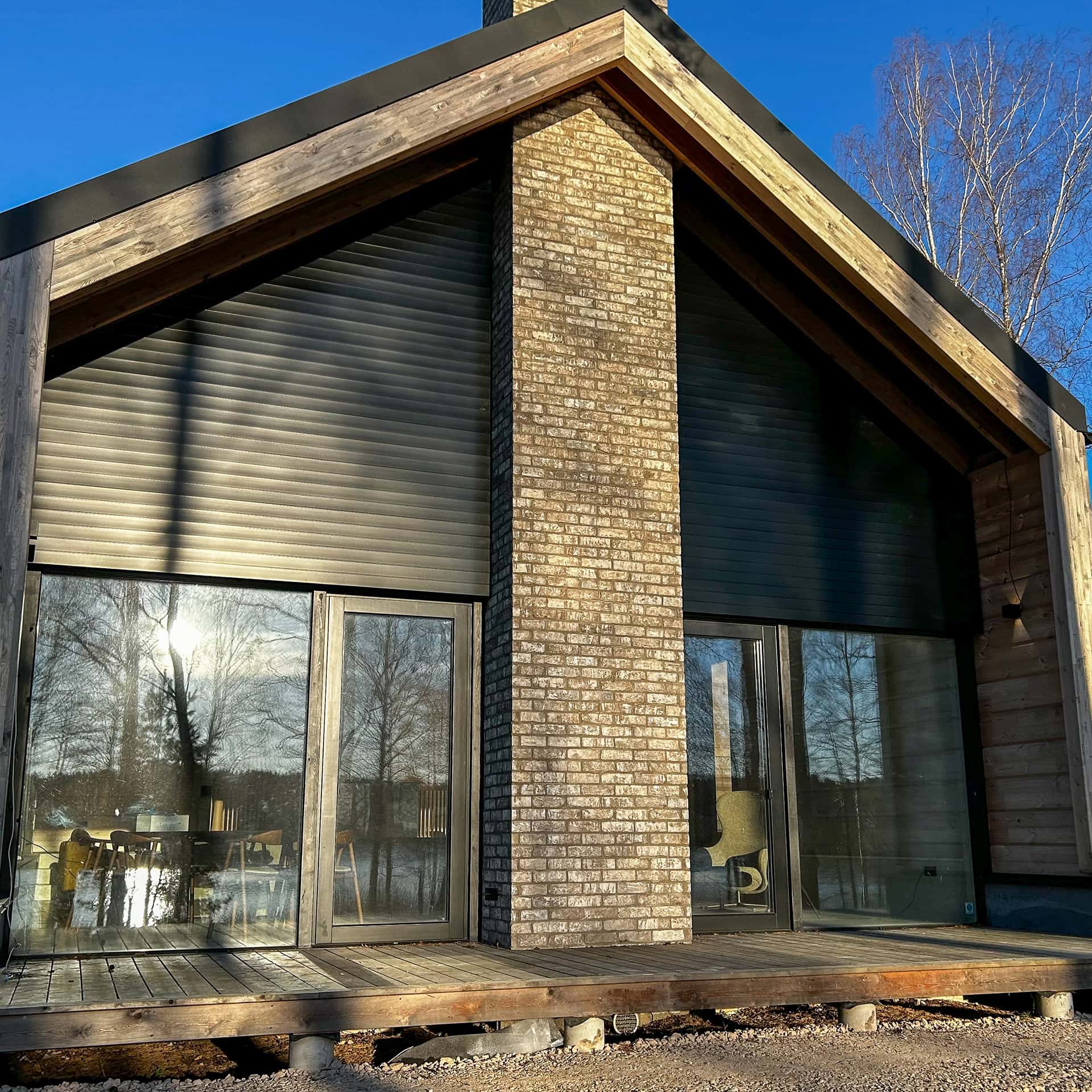 Gesloten kantelbare lamellen in beide driehoekramen tot in de nok