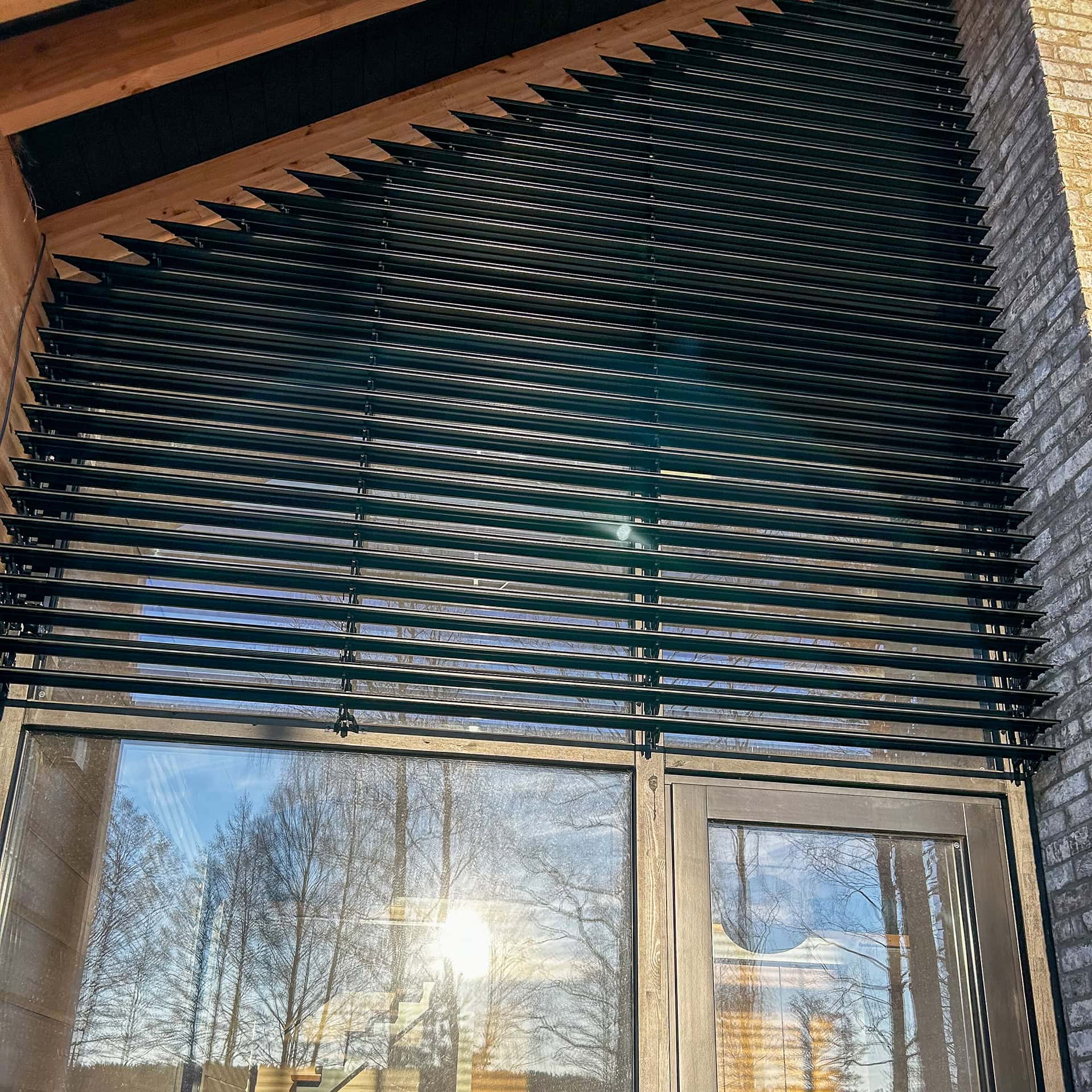 Close-up van de kantelbare lamellen van één driehoekig raam tot in de nok