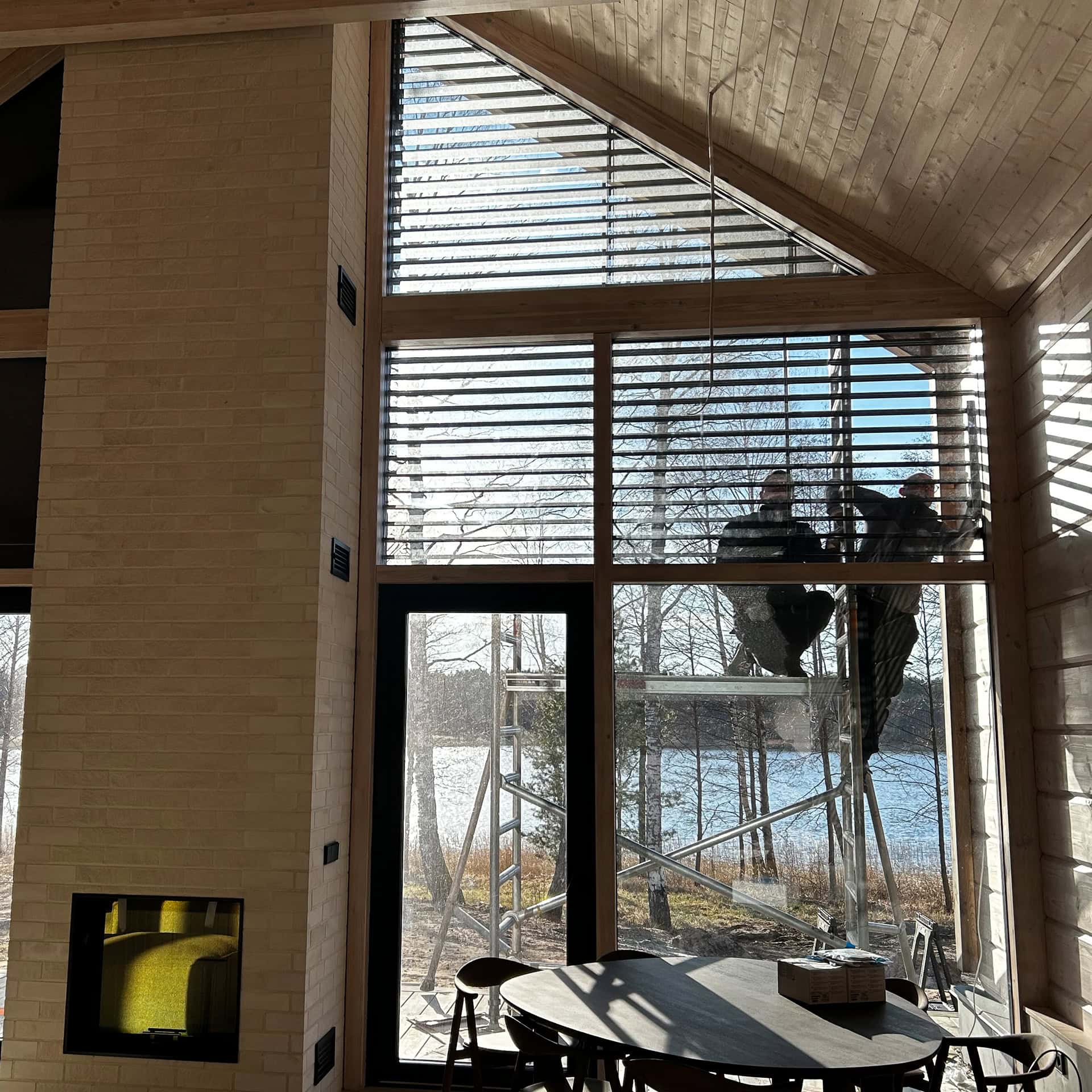 Binnen aanzicht van de kantelbare lamellen van één driehoekig raam tot in de nok