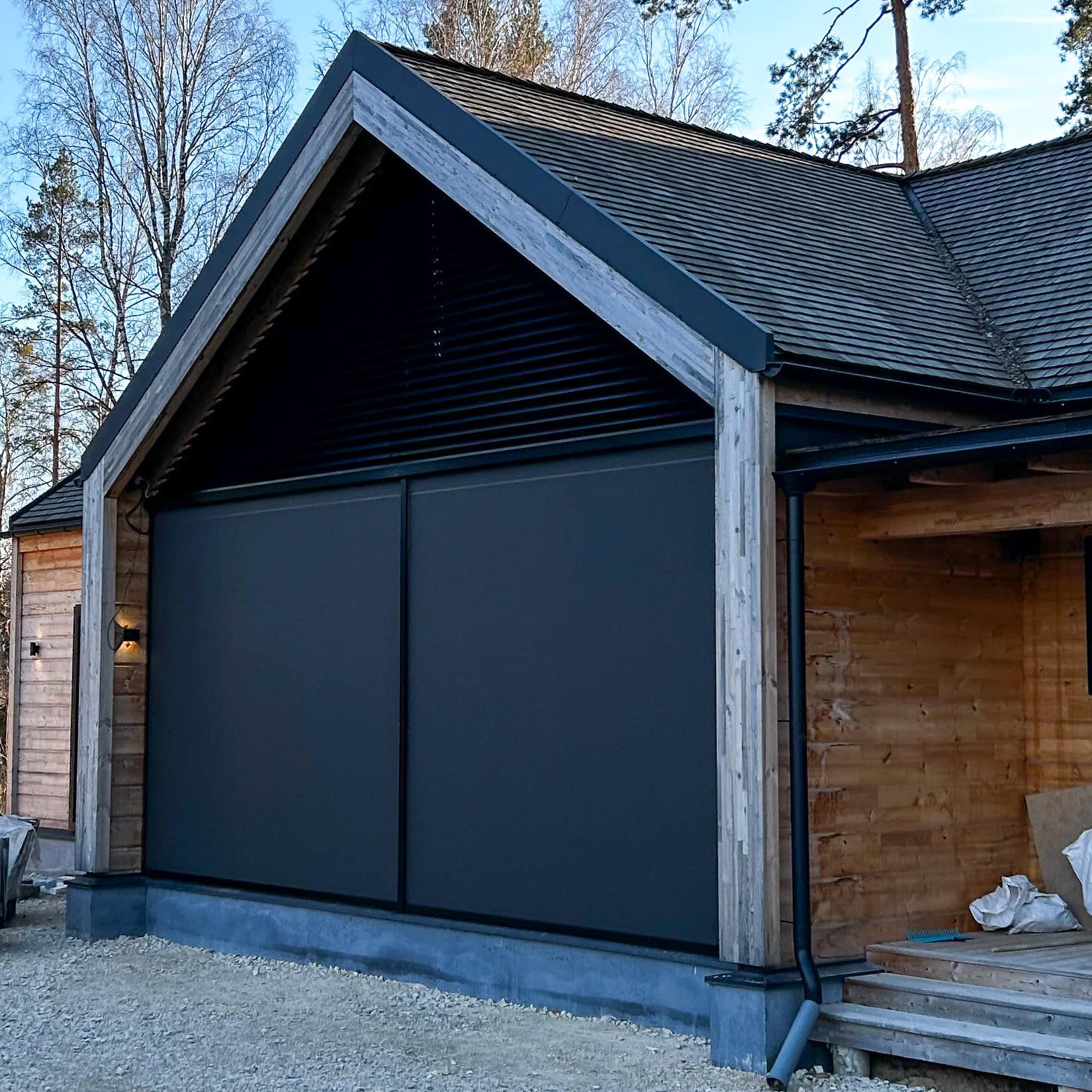 Kantelbare lamellen in puntgevel met screens aan de onderzijde