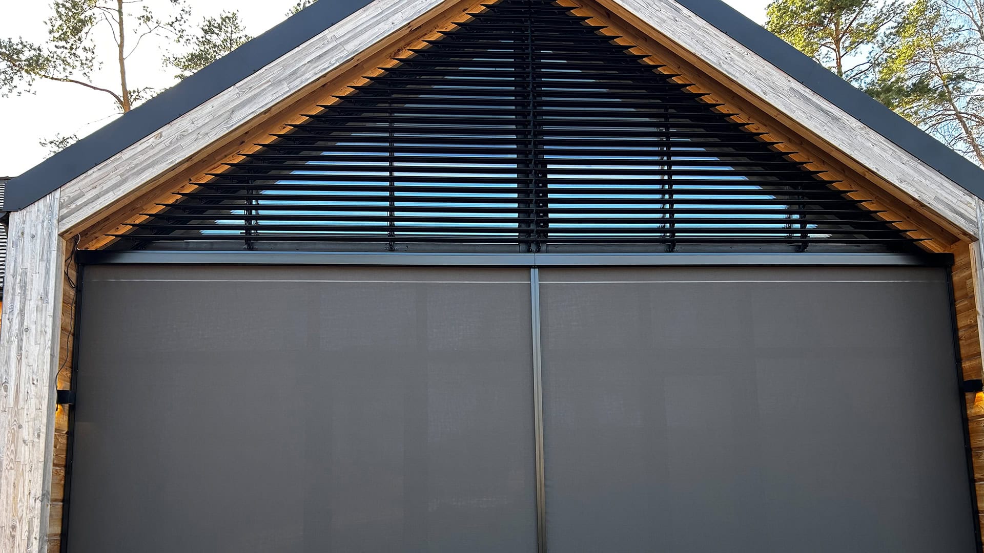 Kantelbare lamellen in puntgevel met screens aan de onderzijde