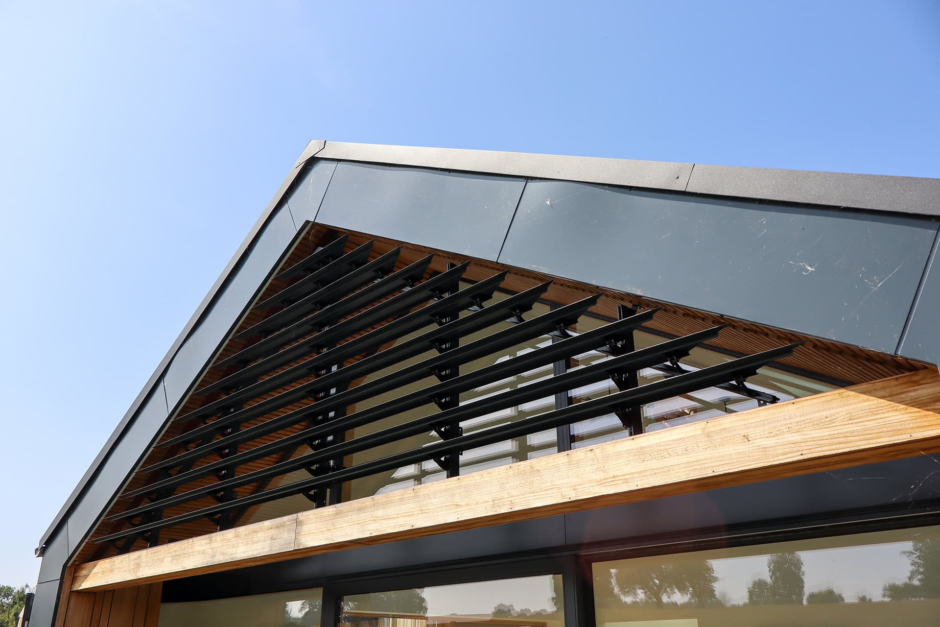 close-up van lamellen in puntgevel