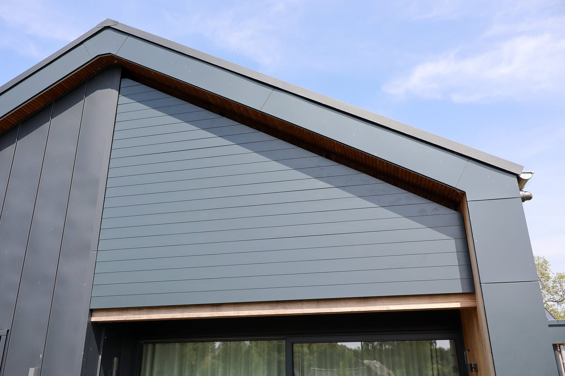 gesloten lamellen in driehoekig raam