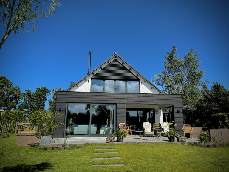 Charmante woning nabij de Spiegelplas voorzien van louver systemen met kantelbare lamellen