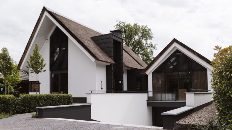 Woonvilla in Valkenswaard voorzien van façade louvers met hele gevarieerde geometrie