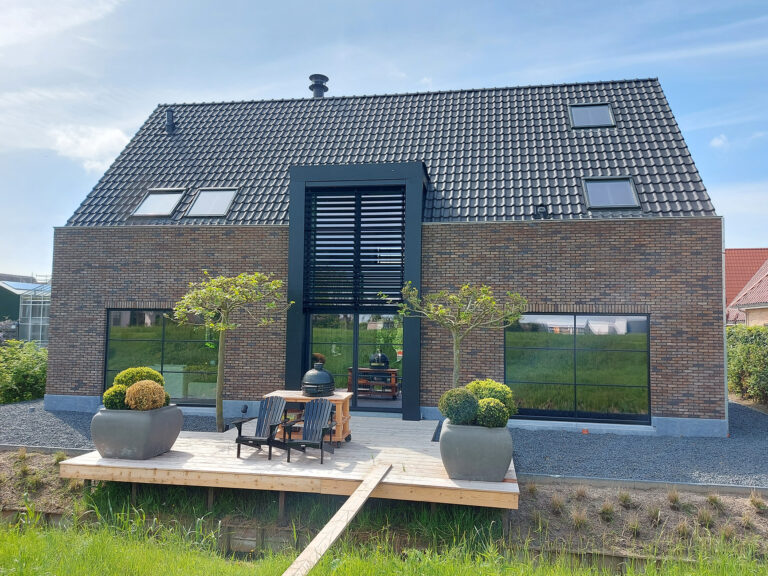 Fiere risalieten trotseren de zon met kantelbare lamellensystemen