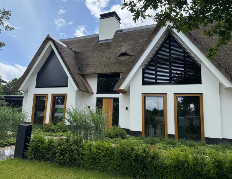 Residentie voorzien van zeven kantelbare lamellensystemen in uiteenlopende vormen