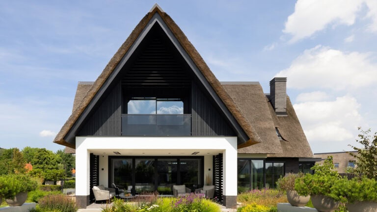 Smaakvolle stadsvilla uitgerust met vaste en kantelbare lamellen