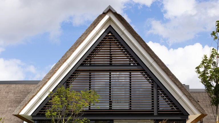 Buitengewone toepassing van kantelbare lamellen bij topgevels van moderne woonboerderij