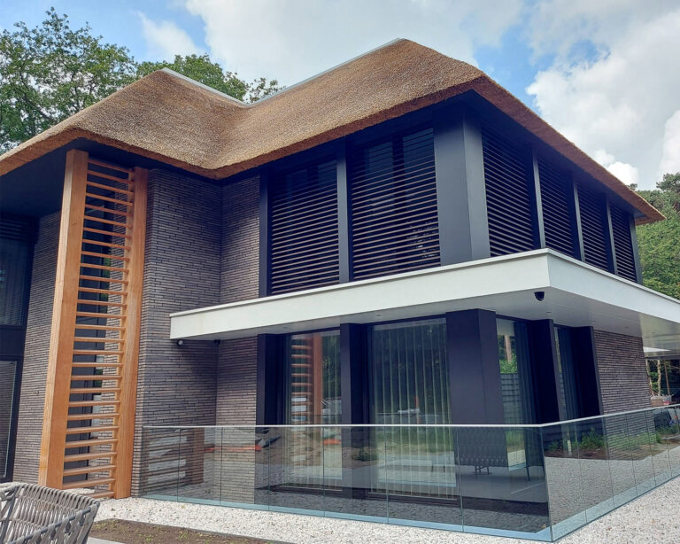Villa in Oisterwijk voorzien van 16 rechthoekige louver systemen in Anodic Brown