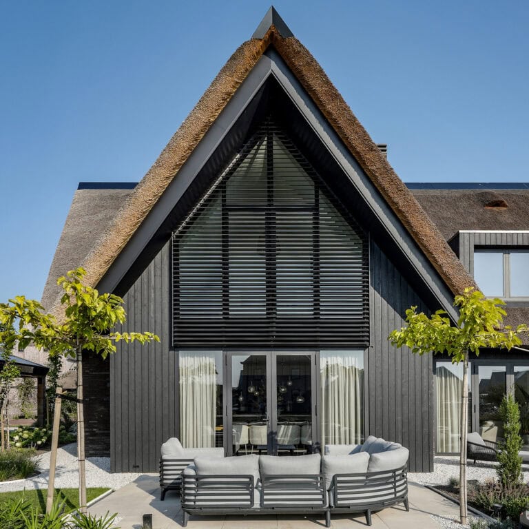 Kantelbare horizontale lamellen toegepast bij bijzonder charmante villa