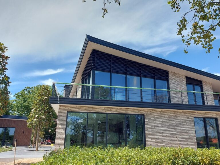 Residentie afgewerkt met vaste lamellen die de strakke vormgeving versterken