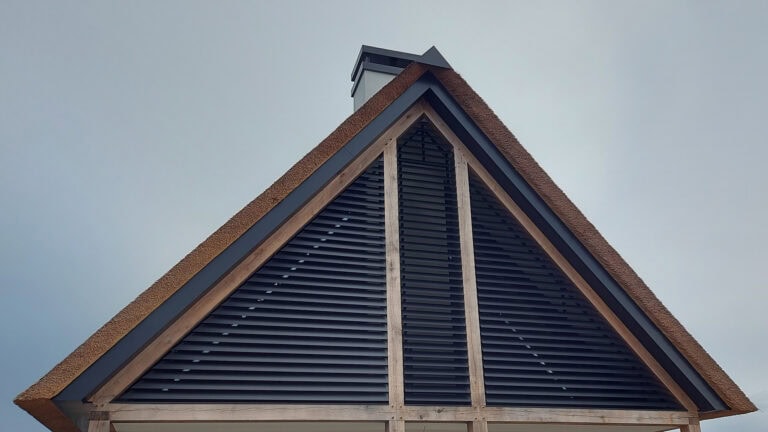 Moderne schuurwoning in Hollands Venetië voorzien van unieke louvers met kantelbare lamellen