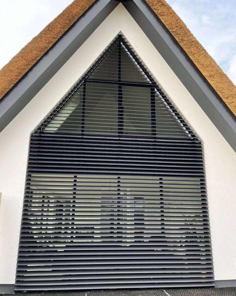 Residentie in Almelo voorzien van kantelbare en vaste lamellen in uiteenlopende vormen