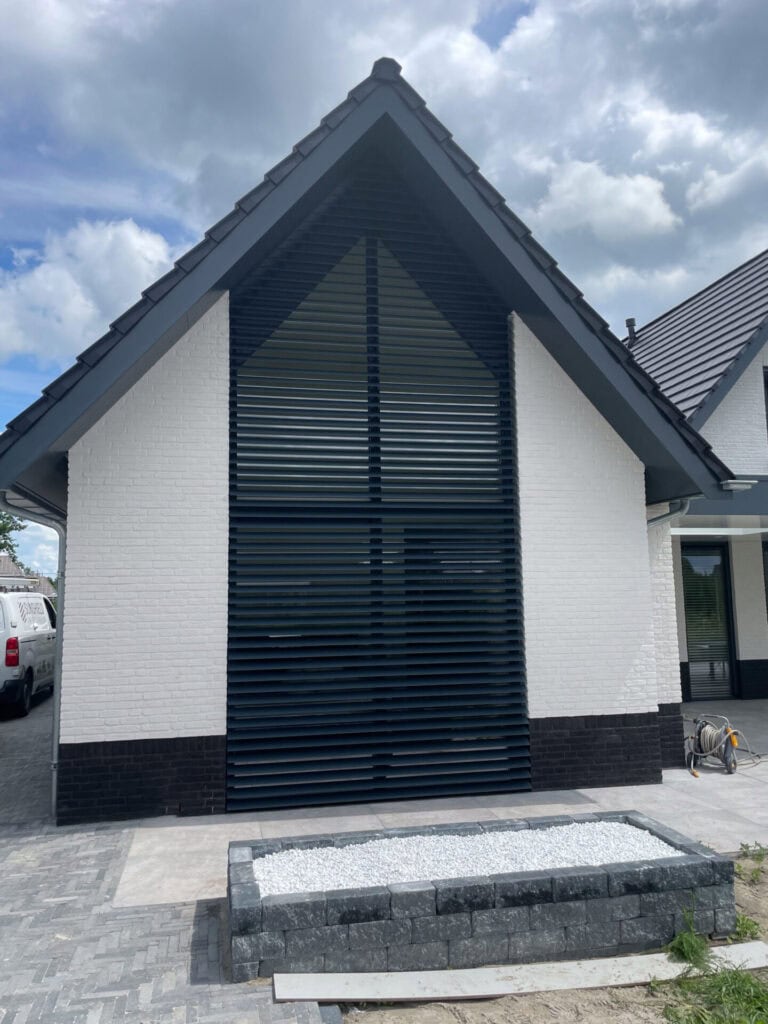 Antracietgrijze lamellen contrasteren mooi met witte muren Almeloos huis