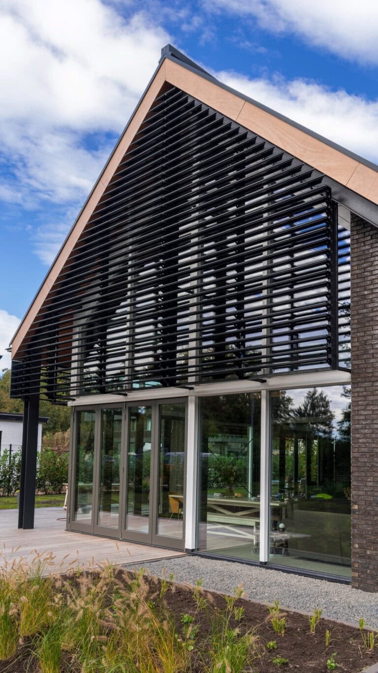Lamellen op spanten bij Rotterdamse residentie kantelen naar wens