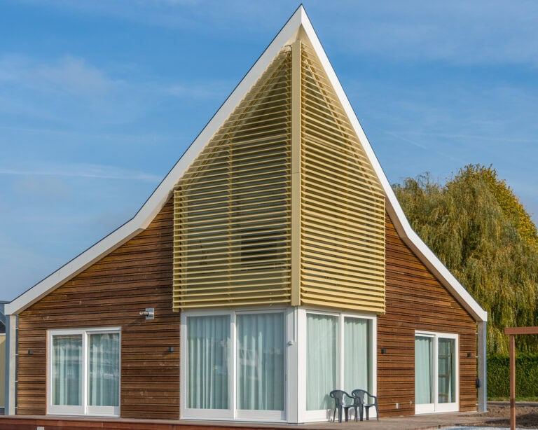 Kleurrijke architectonische lamellen verbinden het westen met het zuiden