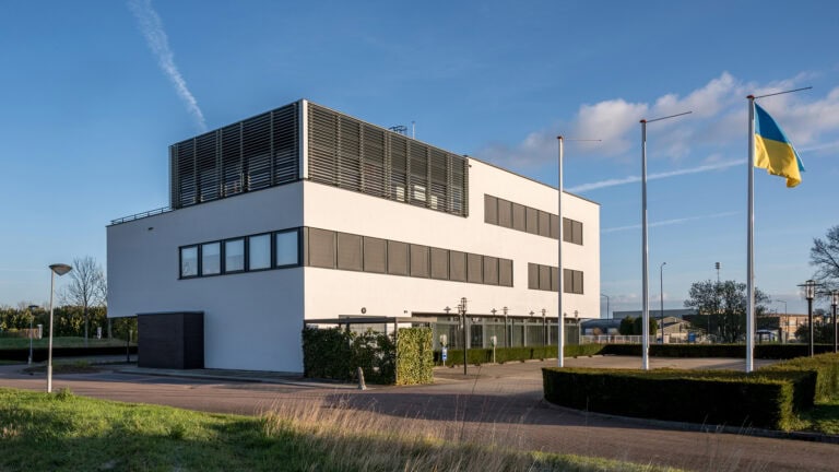 Modern kantoorgebouw van Alfa Accountants voorzien van strakke, beweegbare lamellen