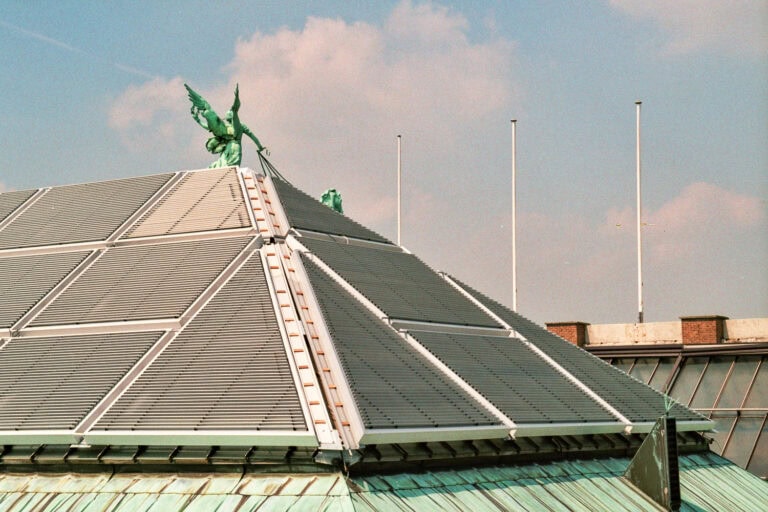 Alle zijden schild zadeldak Museum voor Schone Kunsten Antwerpen voorzien van kantelbare lamellen