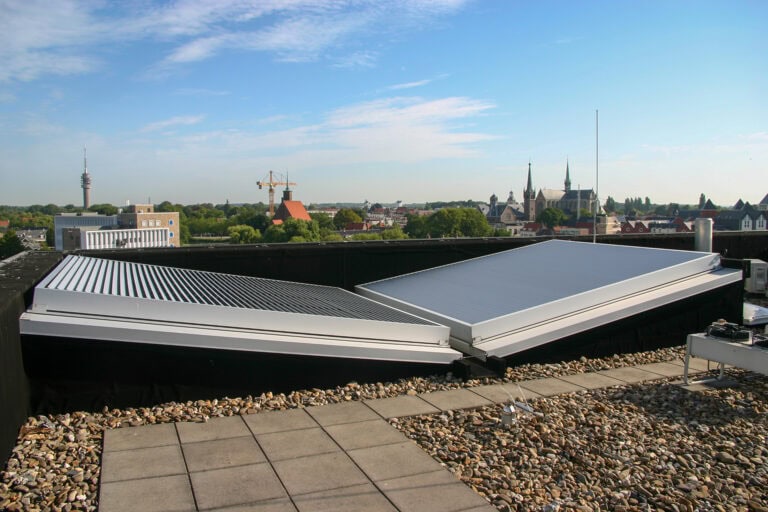 Twee daklichten van gemeentehuis in Goes voorzien ingekaderde louver systemen met kantelbare lamellen
