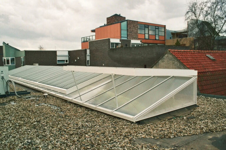 Zadeldak lichtstraat van Elisabeth Ziekenhuis in Tilburg uitgerust met kantelbare lamellen en side covers