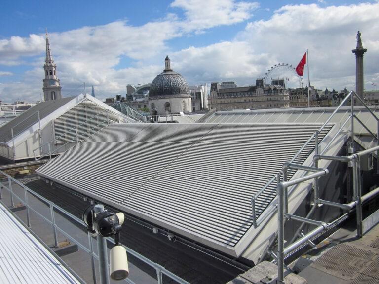 Lichtstraten National Gallery in Londen voorzien van kantelbare lamellen met kaders rondom