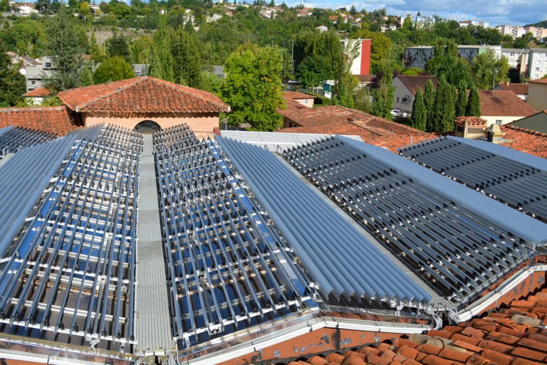 Grote zadeldak lichtstraten van Banque Populaire Cahors voorzien van brede kantelbare lamellen