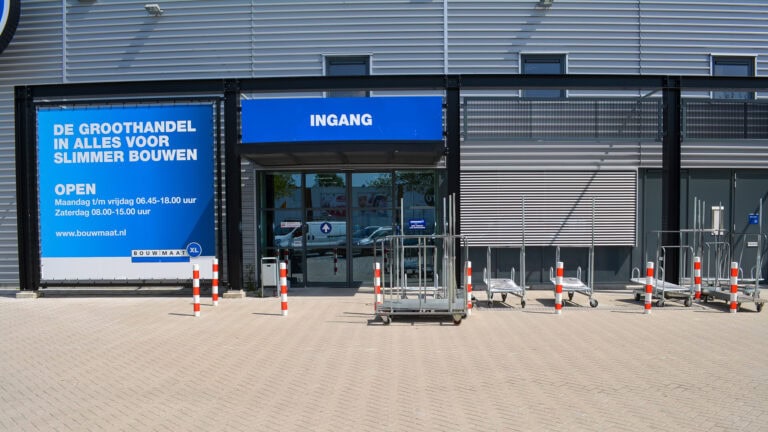 Raam kantoor Bouwmaat XL in Leiden voorzien van een louver systeem met kantelbare lamellen