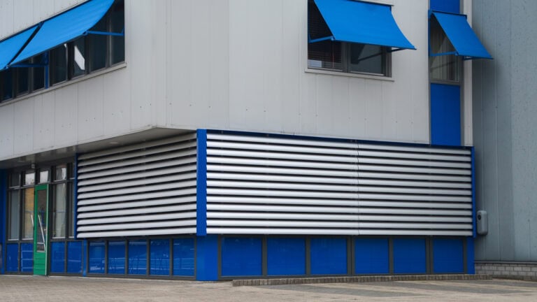 Gevels kantoorgebouw in Helmond voorzien van lamellensystemen met brede UNIQUE 145E louver