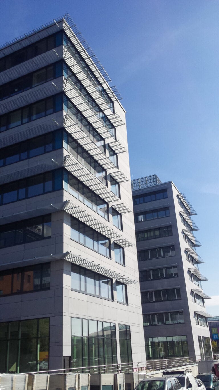 Ramen van kantorentorens voorzien van uitkragende luifels met C100 lamellen